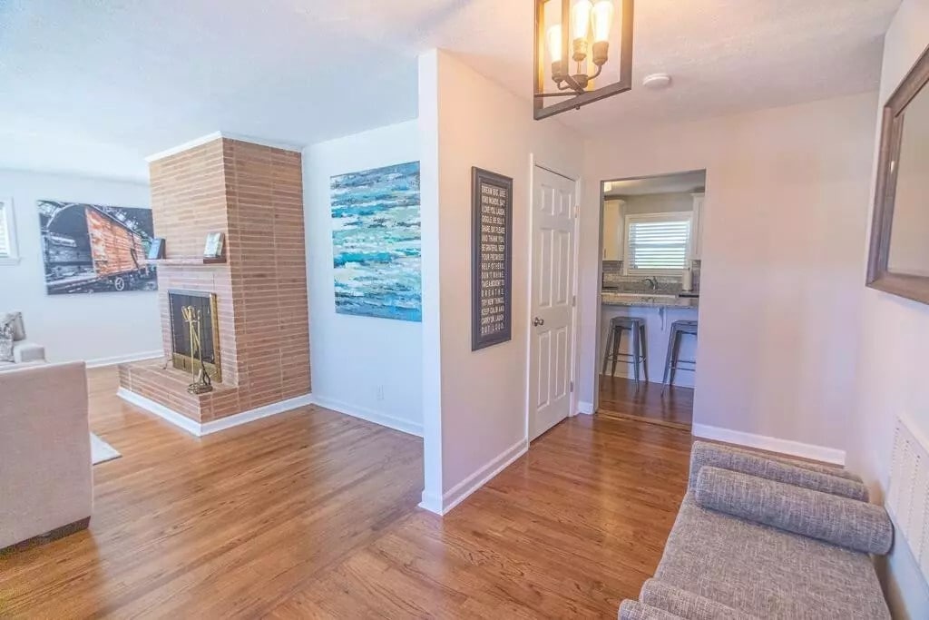 Building Photo - 614 Camellia St NE