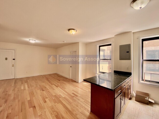 Building Photo - 686 W 204th St