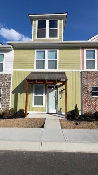 Building Photo - 1915 Cypress Ln