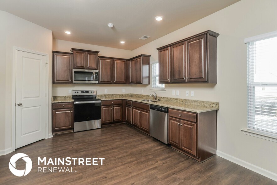 Building Photo - 555 Clover Cir