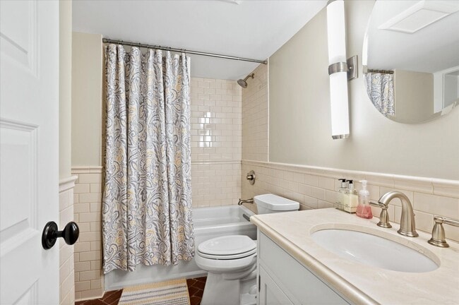 Building Photo - Exceptional Living in the Heart of Arlingt...