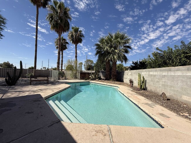 Building Photo - 3035 W 11th Ln