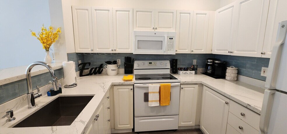 Building Photo - 2415 2nd Ave