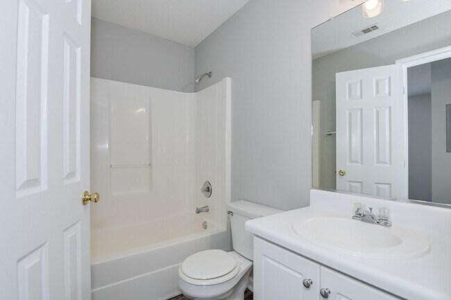 Building Photo - Updated 2 Bed 2 Bath Townhouse