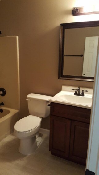 Building Photo - 943 Valley Rd