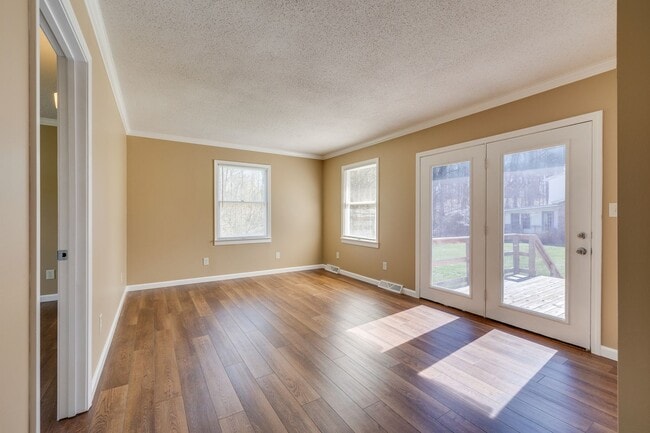 Building Photo - 4br/ 2 ba private home in Bristol TN