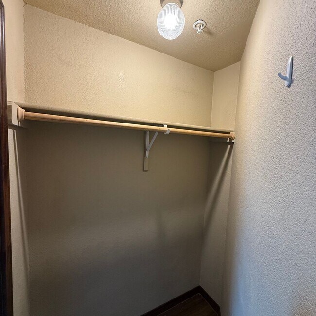 Building Photo - $500 Off 1st Full Month!* All Utilities In...