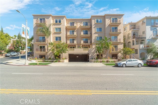 Building Photo - 10390 La Grange Ave