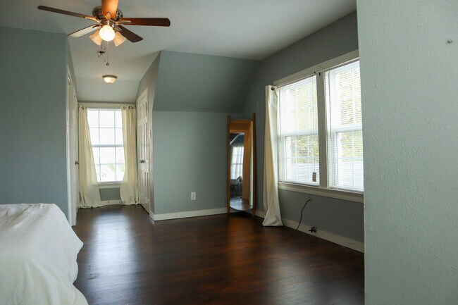 Building Photo - 123 Lloyd St