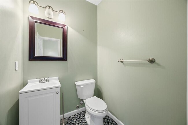 Building Photo - 1650 Huntcrest Way SW