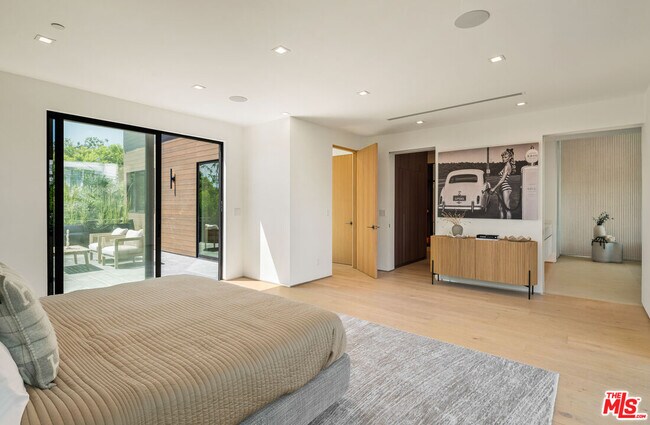 Building Photo - 1130 N Poinsettia Pl