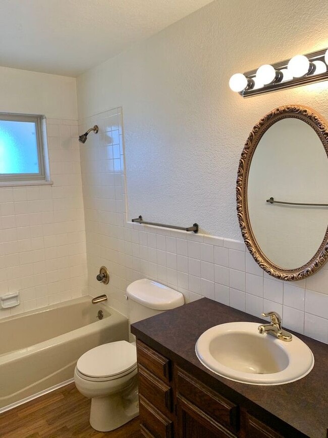 Building Photo - 2 Bed/2 Bath Duplex