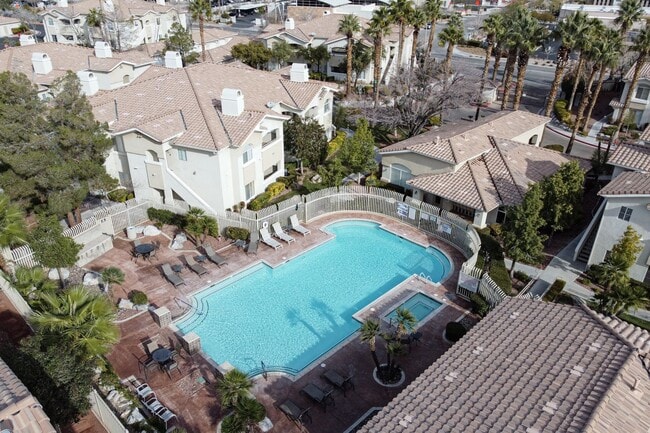 Building Photo - Fully furnished luxury 3br townhome with garage in gated Summerlin community