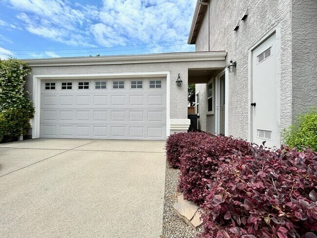 Building Photo - Gated Community! Beautiful 3bd/2.5bth in Folsom