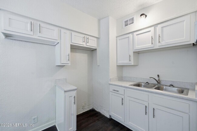 Building Photo - 5846 Abelia Rd