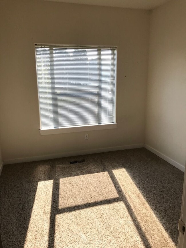 Building Photo - Hard to find 4 Bed, 3 Full Bath Home