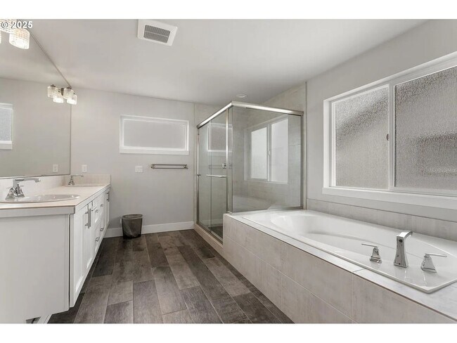 Building Photo - 4093 SE Reed Dr