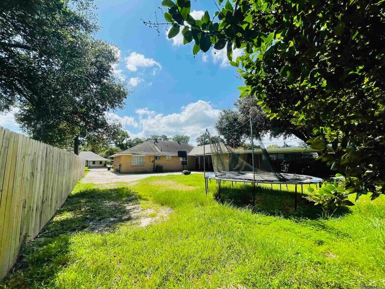 Building Photo - 4036 Ridgemont Dr