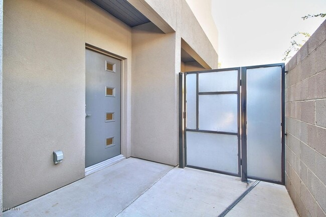 Building Photo - 2727 E Thomas Rd