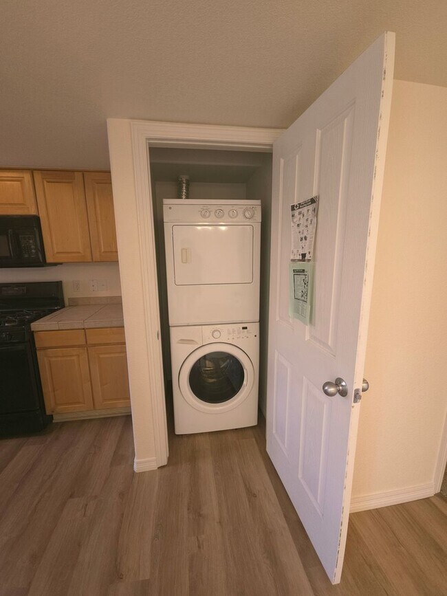 Building Photo - Covered parking? covered private deck? Dakota Ridge 2 Bedroom 2.5 Bath Condo