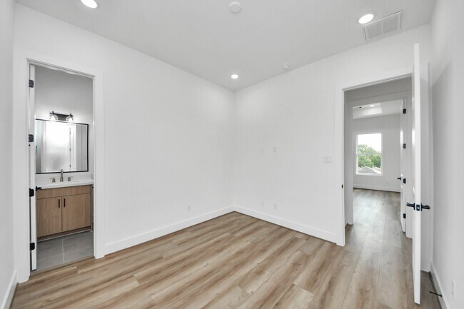 Building Photo - 6951 Foster St