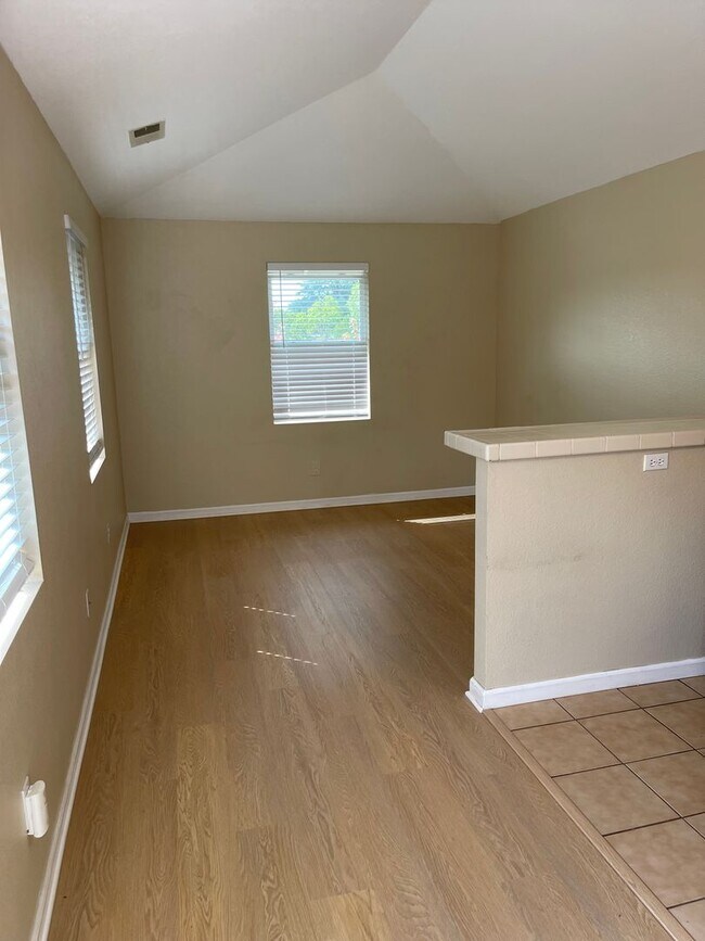 Building Photo - Adorable 1 bedroom 1 bath, full kitlchen, ...