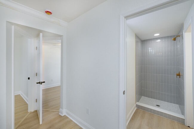 Building Photo - 618 7th Ave N