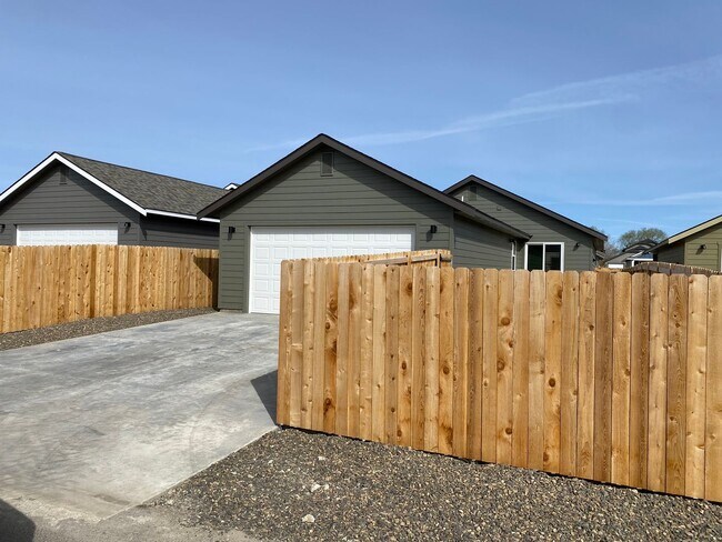 Building Photo - 2513 N Benjamin Ln
