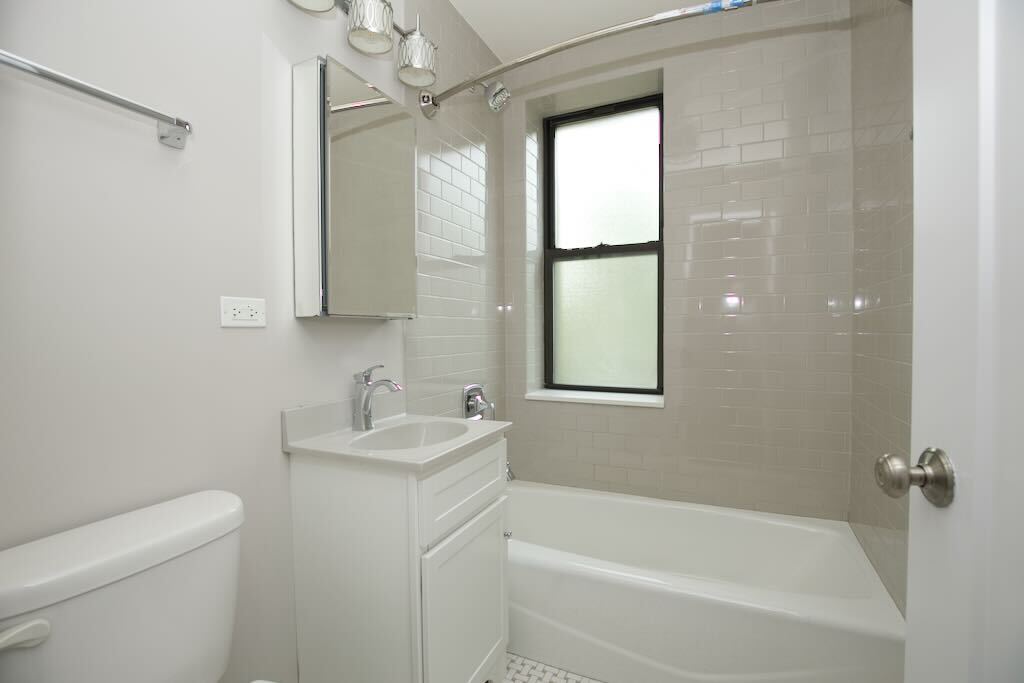 Building Photo - 817 W Lakeside Pl