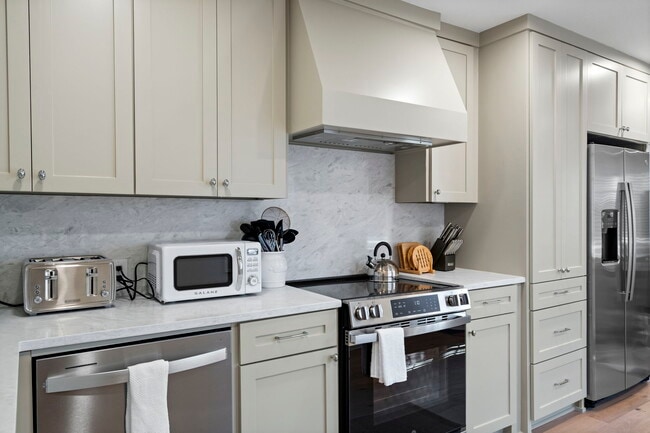 Building Photo - 6501 Ravendale Ln