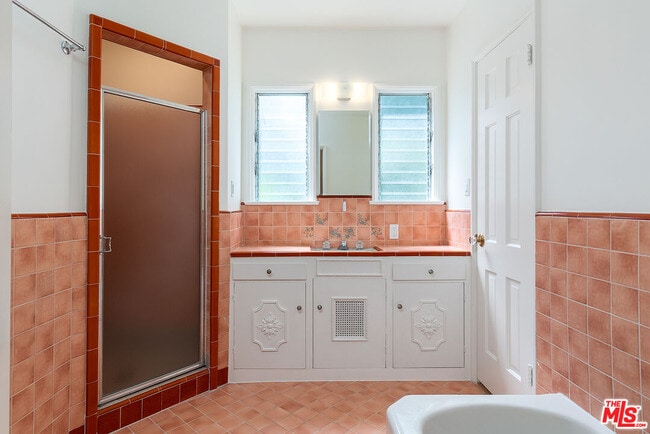 Building Photo - 2091 N Roosevelt Ave