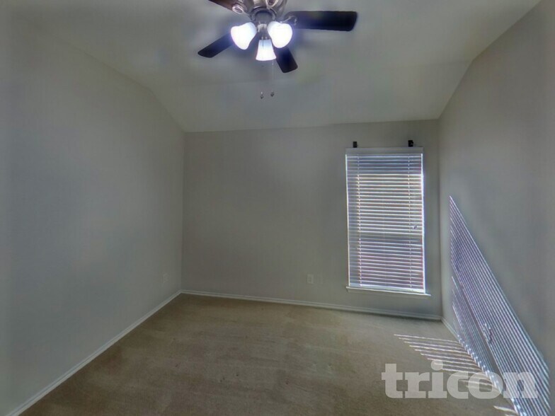 Building Photo - 605 W Grove Cir