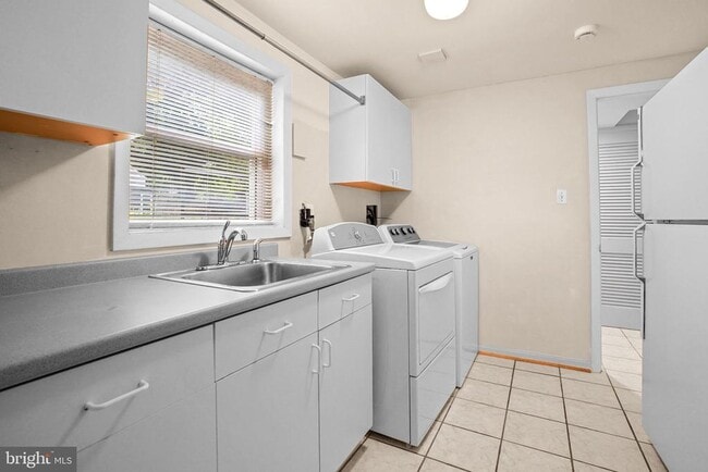 Building Photo - 1415 Mayflower Dr