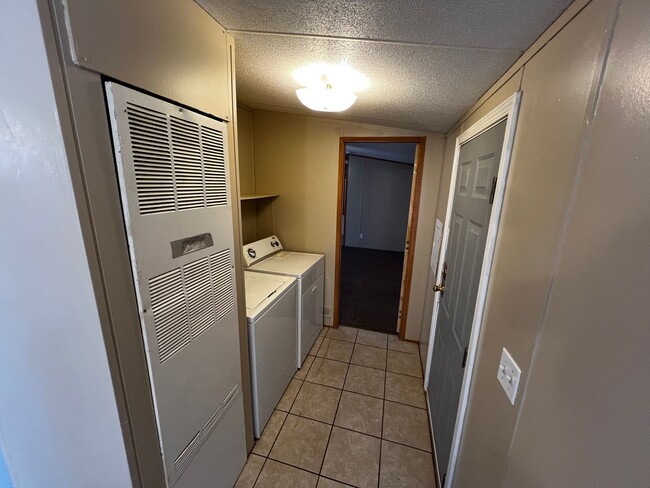 Building Photo - 3 Bedroom-2Bath located near CAFB