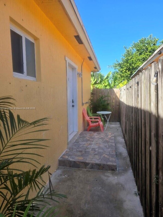 Building Photo - 208 SW 15th Pl
