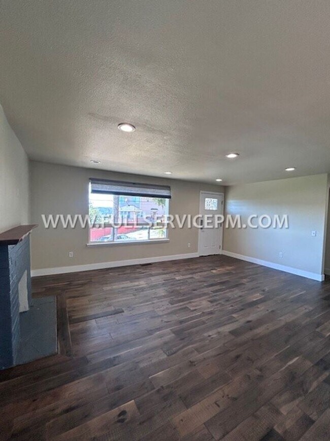 Building Photo - Exceptional South Beacon Hill 3 BD 2 BA! Huge Deck!