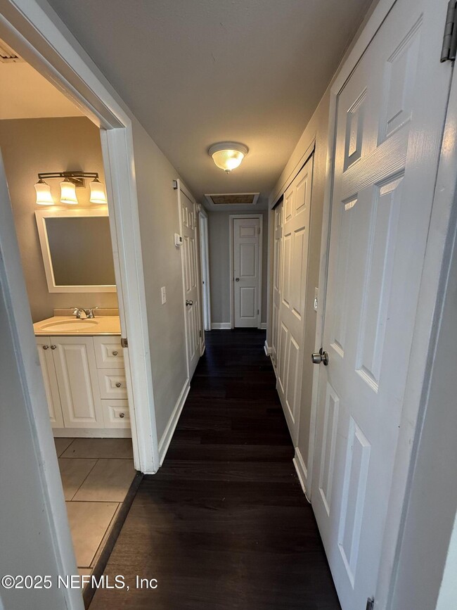 Building Photo - 10914 Indies Dr N