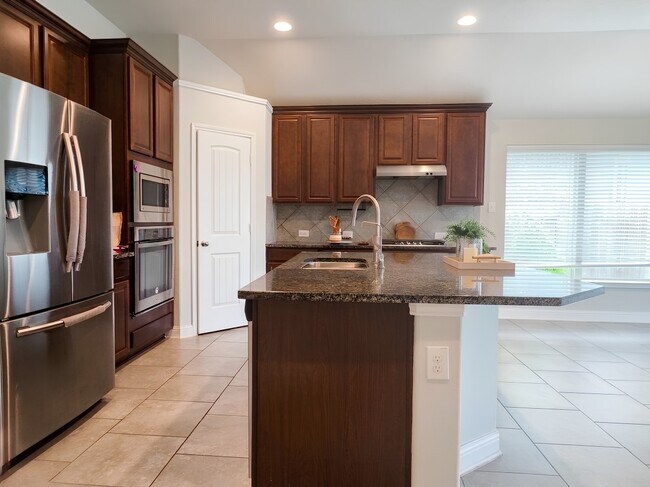 Building Photo - 8206 Oxbow Manor