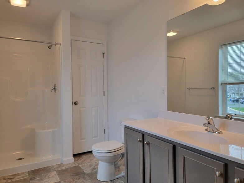 Building Photo - 140 Robert Cir