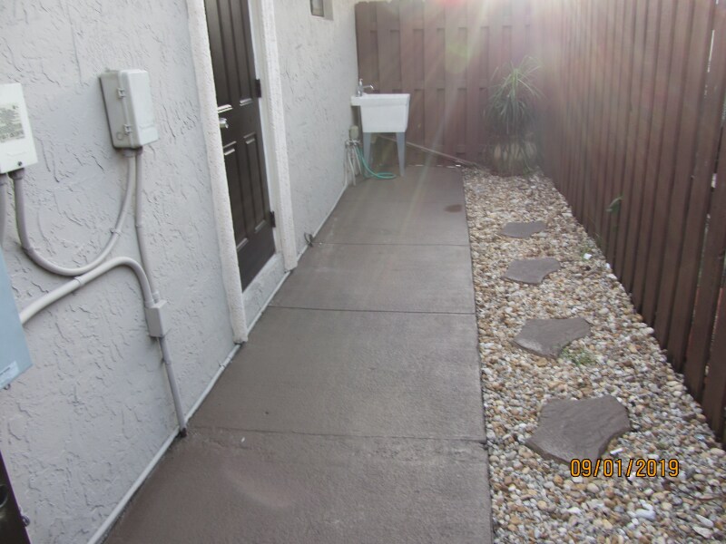 Building Photo - 10740 SW 142nd Ave