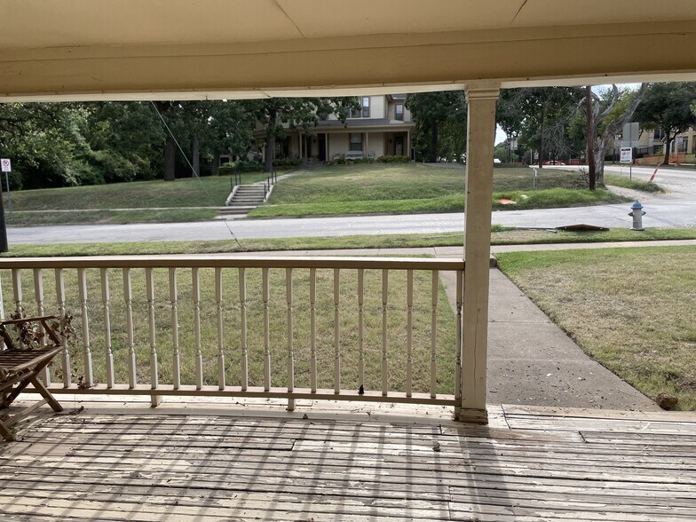 Front Porch - 424 Fry St