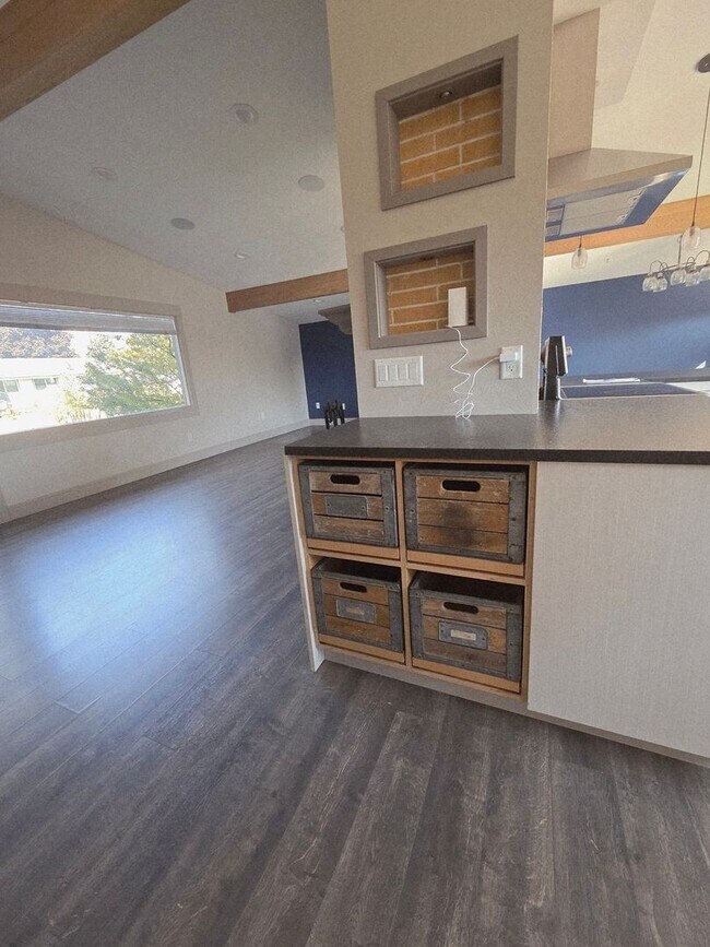 Building Photo - 3Bedroom, 2.5 Bath Mid Century Modern Home...