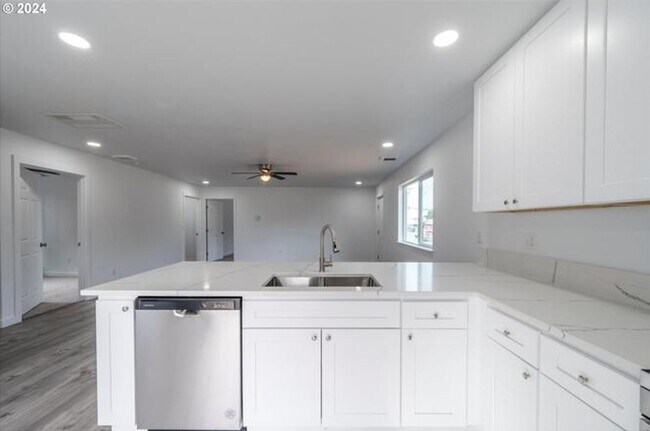 Building Photo - 2166