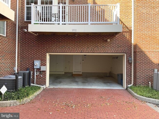 Building Photo - 3911 Chain Bridge Rd