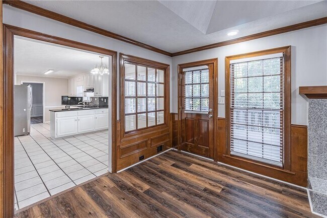 Building Photo - 736 Singley Dr