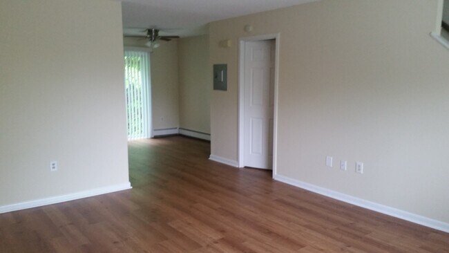Building Photo - 2 Bedroom Townhouse