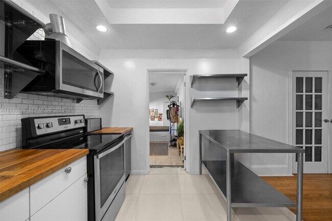 Building Photo - 555 NE 73rd St