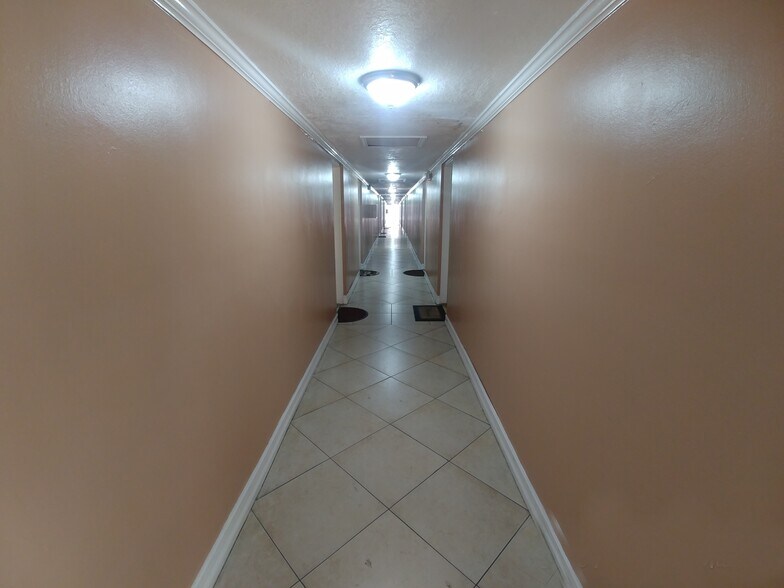 Building Photo - 1305 W 53rd St