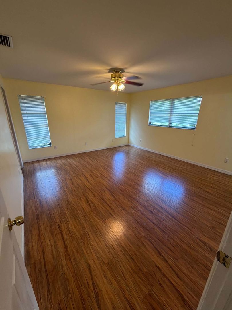 Building Photo - Inviting 3/2 Pool Home With Spacious Lanai and Modern Kitchen