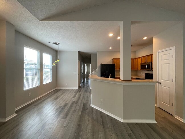 Building Photo - SPACIOUS 3bed/2.5bath TOWNHOME w/1st floor...